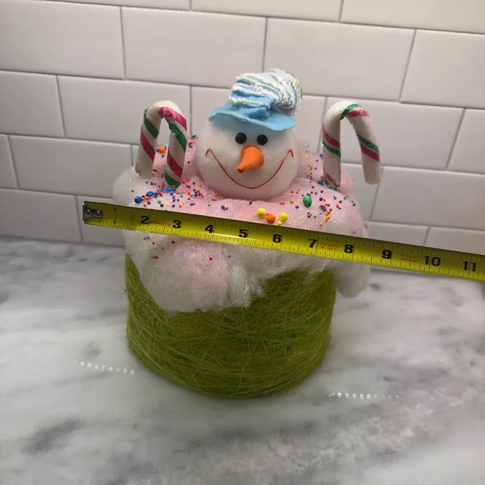 Adorable Cupcake Snowman Christmas Decor – Whimsical Holiday Display